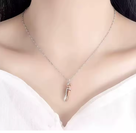 Collar con Colgante de Abrazo Bicolor – Símbolo de Amor y Unidad