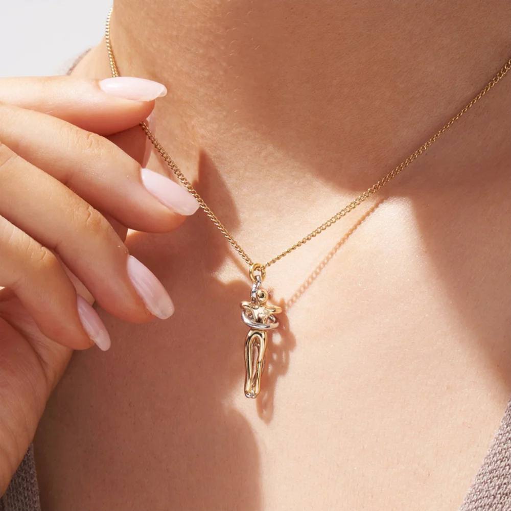 Collar con Colgante de Abrazo Bicolor – Símbolo de Amor y Unidad